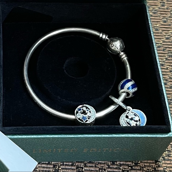 Pandora Limited Edition Unique as you are Snowflake Bangle Bracelet w/ 3 Charms - Picture 4 of 16